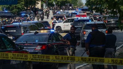 Les forces de l'ordre près du siège des Centres pour le contrôle et la prévention des maladies (CDC), à Atlanta, en Géorgie, aux Etats-Unis, le 8 août 2025. (ELIJAH NOUVELAGE / GETTY IMAGES NORTH AMERICA / AFP)