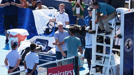 Malade, Jannik Sinner contraint à l'abandon lors de sa finale l'opposant à Carlos Alcaraz à Cincinnati (Eats-Unis), lundi 18 août 2025. (DYLAN BUELL / AFP)