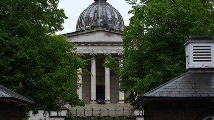 Des étudiants assis sur les marches de l'University College London, à Londres, le 3 mai 2024. (RASID NECATI ASLIM / ANADOLU / AFP)