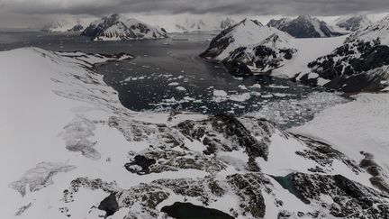 Le glacier Shoesmith, en Antarctique, le 18 février 2024. (SEBNEM COSKUN / AFP)