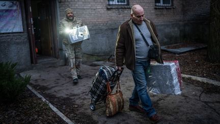 Des civils sont évacués de la ville de Pokrovsk, en Ukraine, par les autorités, le 28 décembre 2024. (WOLFGANG SCHWAN / ANADOLU / AFP)