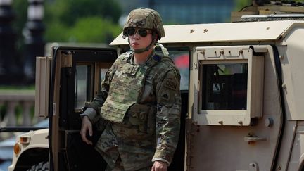 Un membre de la Garde nationale sort de son véhicule à Washington, D.C, aux Etats-Unis, le 15 août 2025. (BRYAN DOZIER / NURPHOTO / AFP)