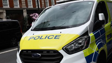 Une voiture de police stationnée à Londres (Royaume-Uni), le 3 juillet 2024. (JAKUB PORZYCKI / NURPHOTO / AFP)
