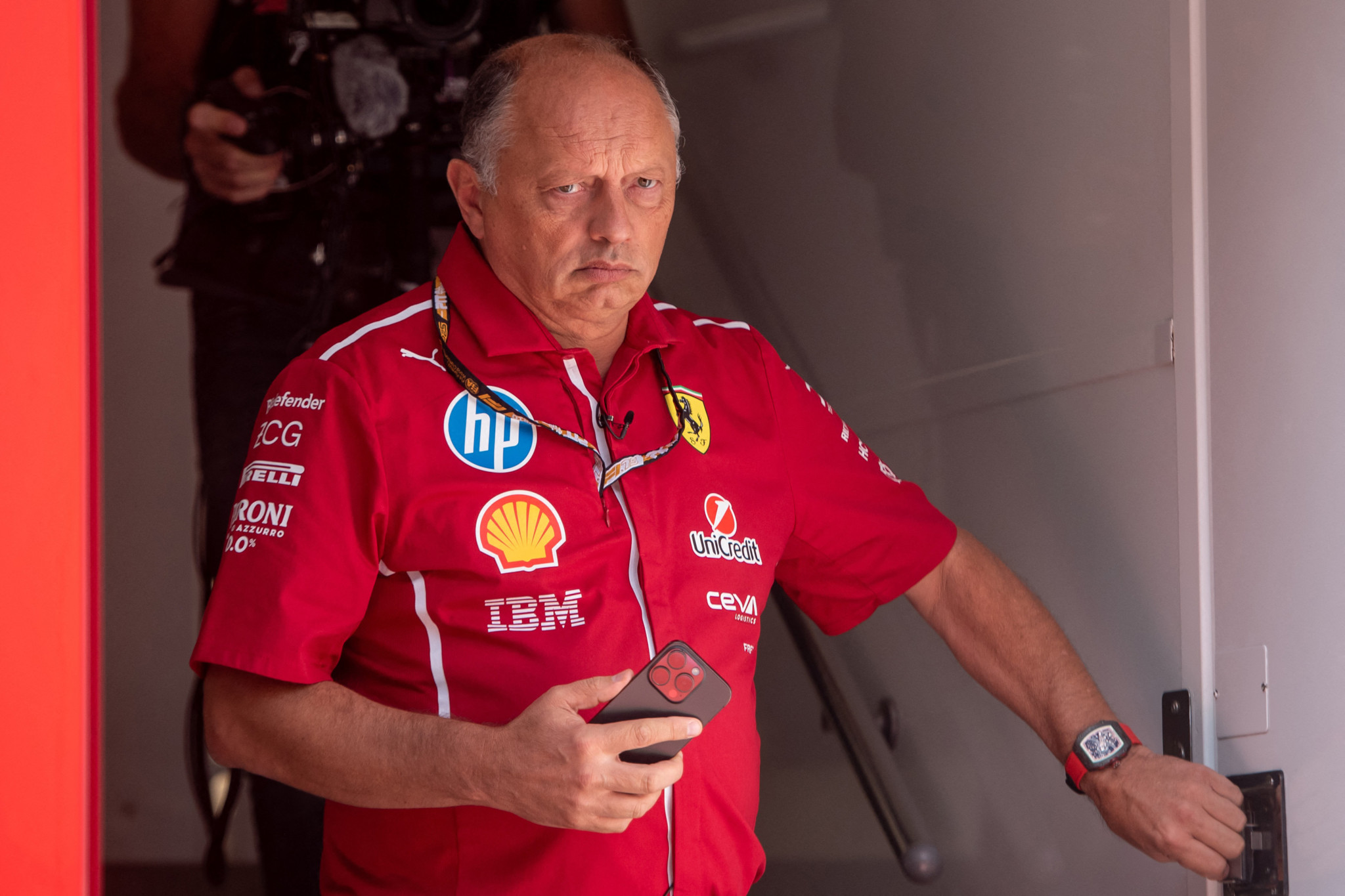 Frédéric Vasseur, directeur de l’équipe Ferrari, arrive avant la première session d’essais du Grand Prix de Belgique à Spa.