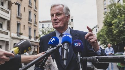 Michel Barnier, candidat dans la 2e circonscription de Paris à l'élection législative partielle, s'adresse aux journalistes avant la réunion du parti Les Républicains au sujet de l'investiture à Paris, le 28 juillet 2025. (CARINE SCHMITT / HANS LUCAS / AFP)