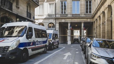 Des camions de police stationnent devant le Conseil constitutionnel à Paris, le 7 août 2025. (CARINE SCHMITT / HANS LUCAS / AFP)