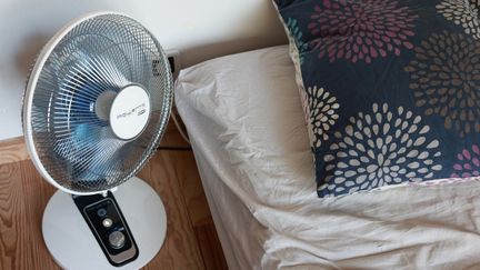Un ventilateur disposé à côté d'un lit, le 18 juillet 2022 à Montaigu-Vendée (Vendée). (MATHIEU THOMASSET / HANS LUCAS / AFP)