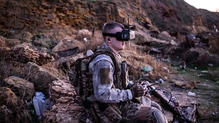 Un militaire ukrainien pilote un drone de combat, le 20 janvier 2024, dans la région de Kherson, en Ukraine. (VIRGINIE NGUYEN HOANG / HANS LUCAS / AFP)