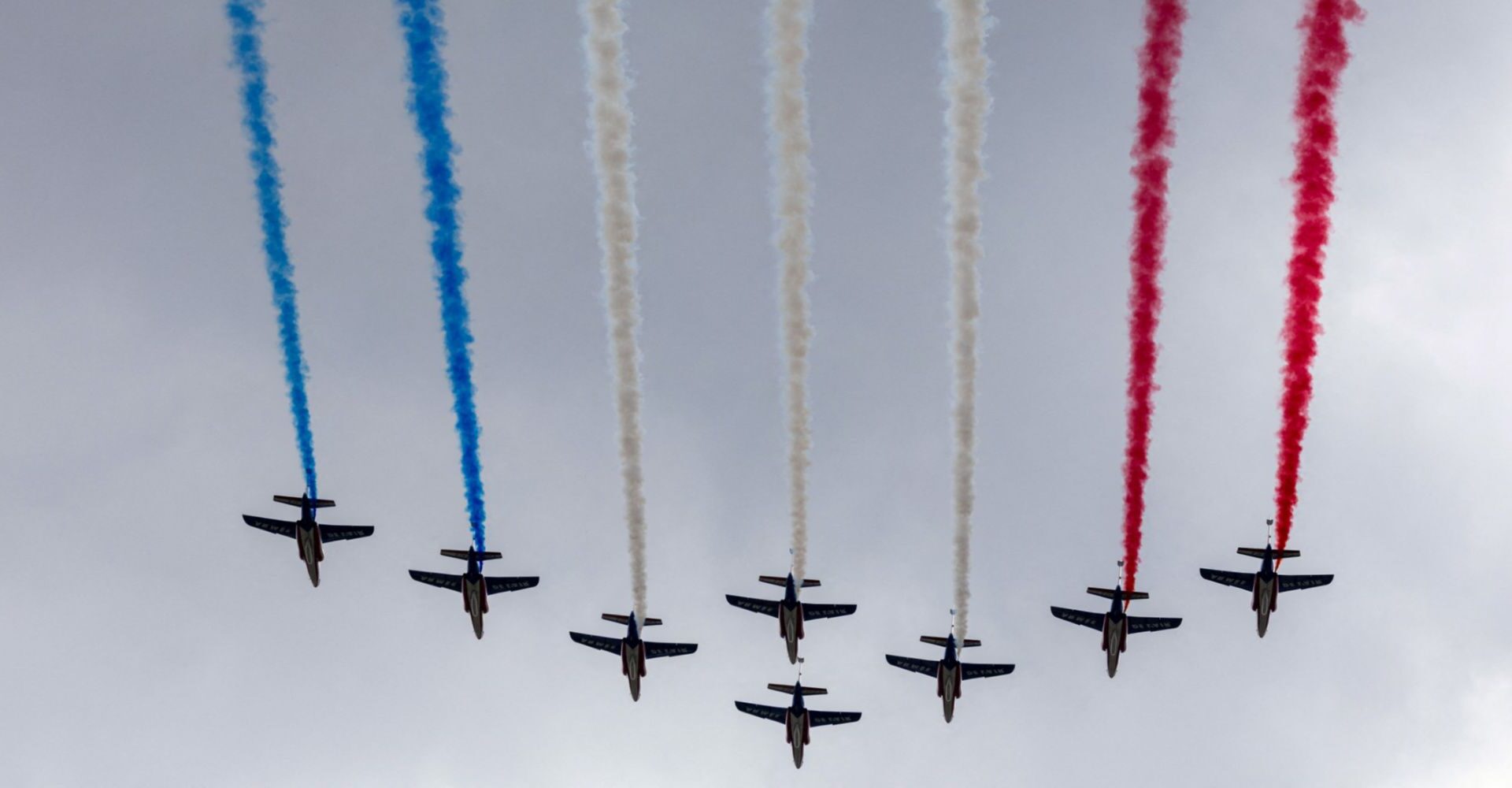 Pourquoi la Patrouille de France a-t-elle survolé Paris cet après-midi ?