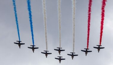 Pourquoi la Patrouille de France a-t-elle survolé Paris cet après-midi ?