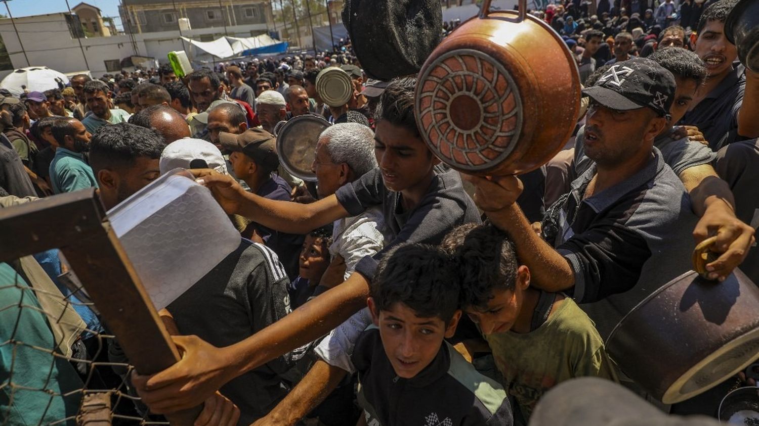 DIRECT. Israël réautorise l'entrée partielle des marchandises privées dans la bande de Gaza assiégée et en proie à la famine