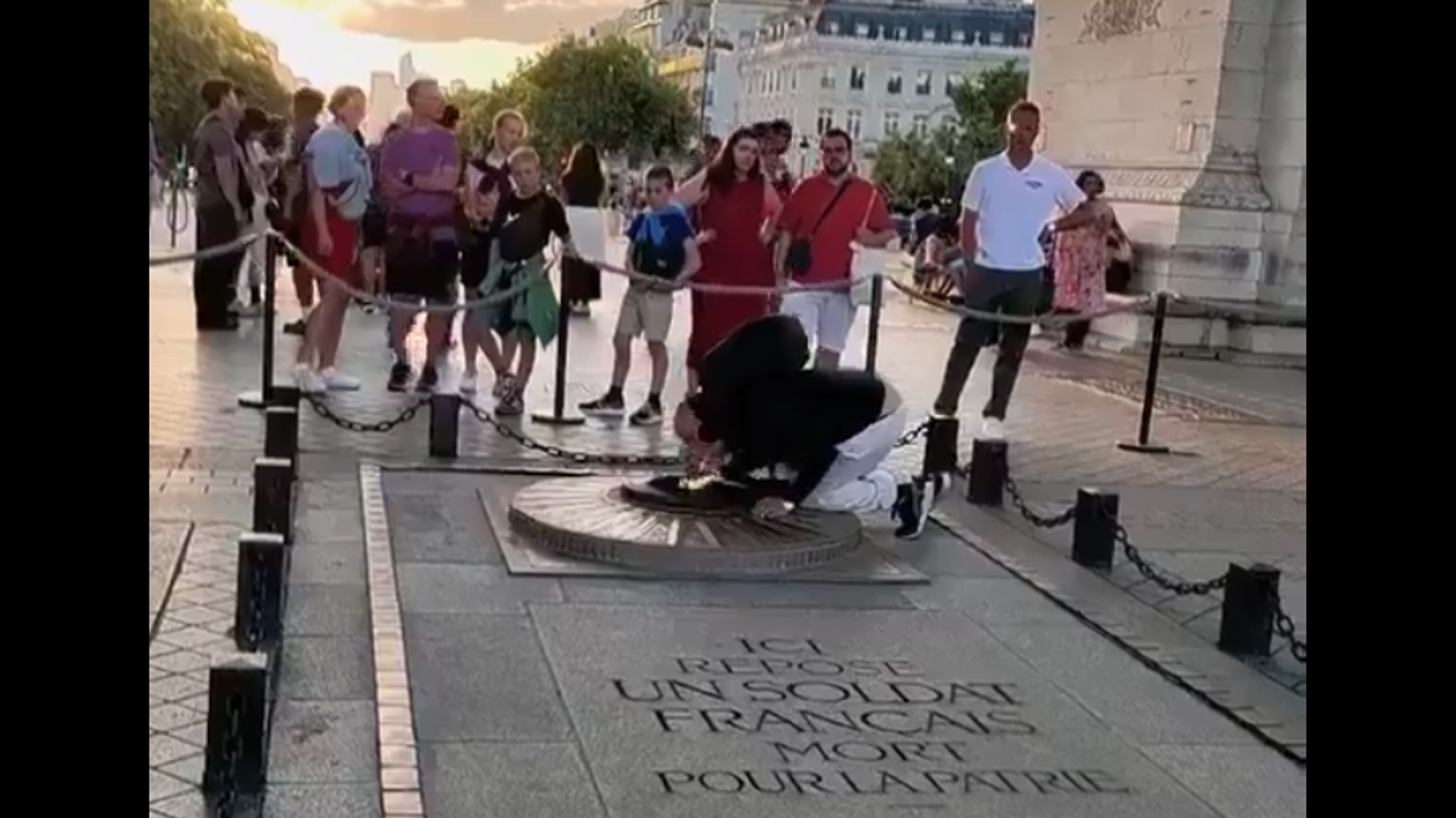 Cette vidéo « choquante » sur la tombe du soldat inconnu conduit l’exécutif à saisir la justice