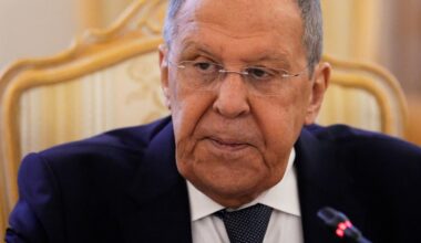 le déploiement d’un contingent européen serait « inacceptable » pour la Russie, avertit Sergueï Lavrov