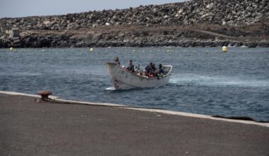 une embarcation chavire, faisant 69 morts et une centaine de disparus