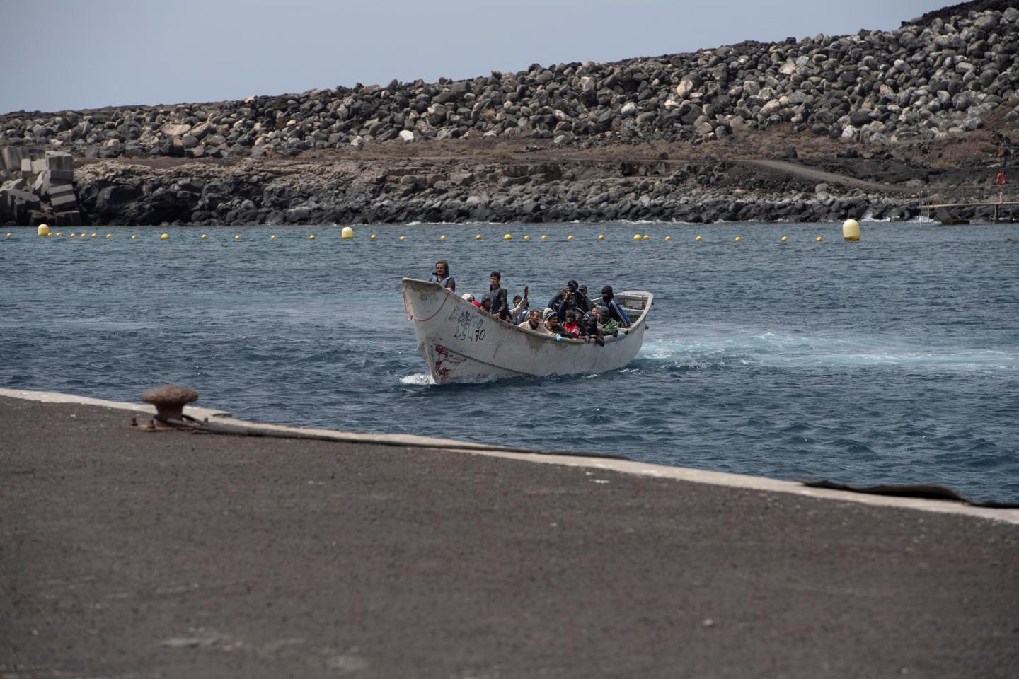 une embarcation chavire, faisant 69 morts et une centaine de disparus