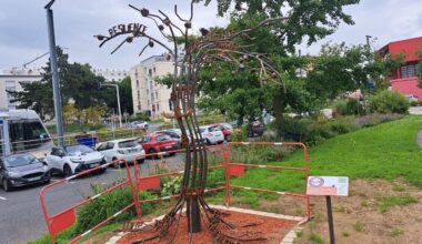 Pourquoi un arbre en métal a-t-il été « planté » dans cette ville près de Caen ?