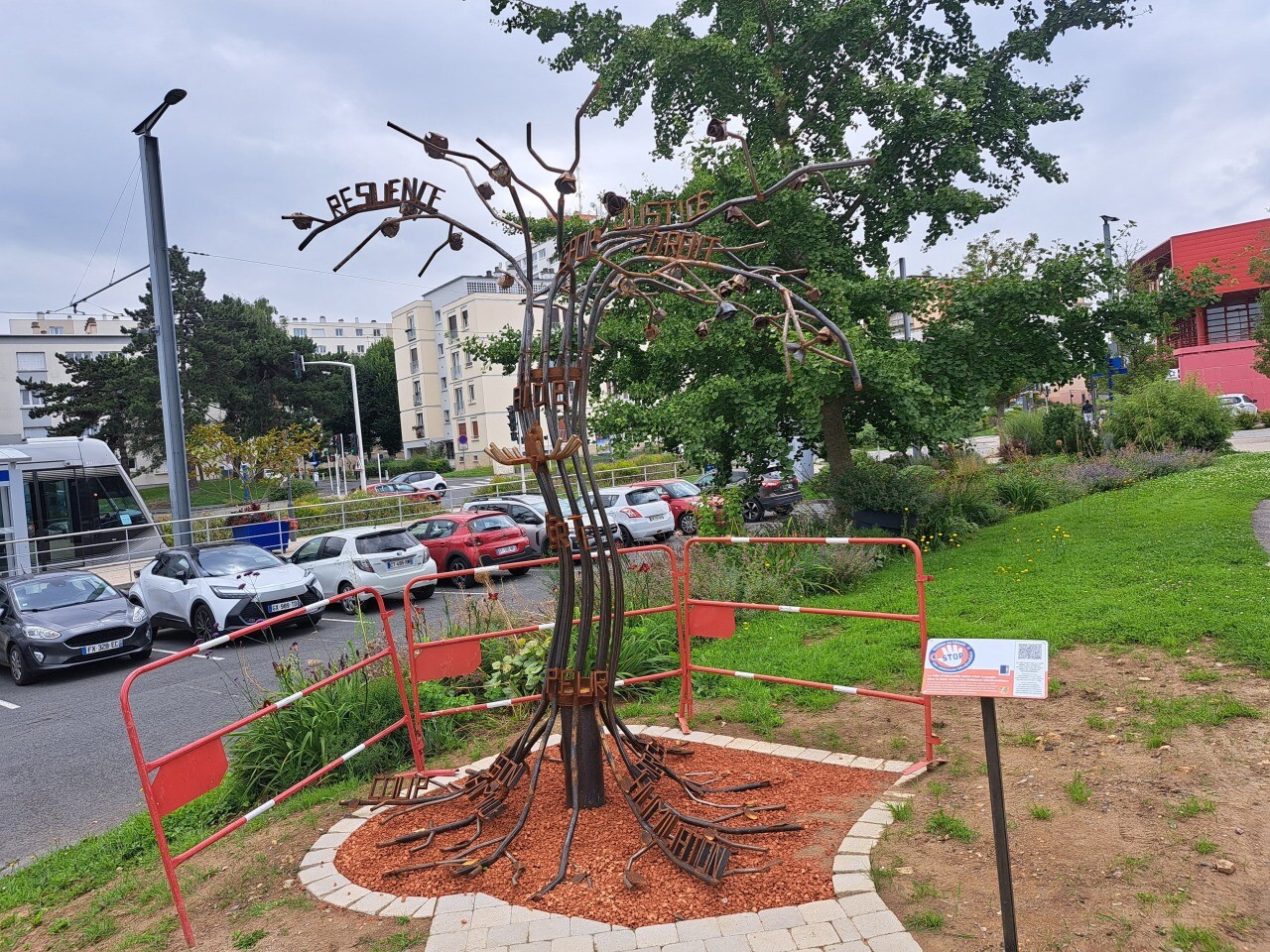 Pourquoi un arbre en métal a-t-il été « planté » dans cette ville près de Caen ?