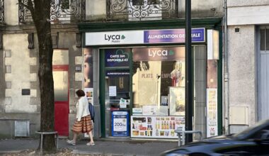 l'épicier jette un tabouret sur les voleurs et les fait fuir
