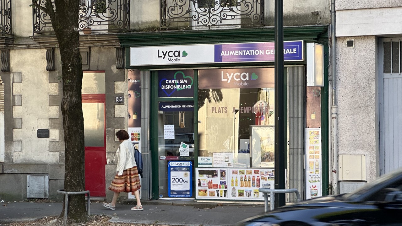 l'épicier jette un tabouret sur les voleurs et les fait fuir