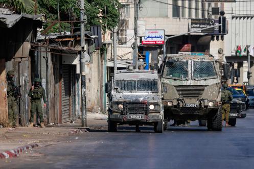 Des soldats israéliens se déploient lors d’un raid dans la ville de Naplouse, le 27 août 2025.