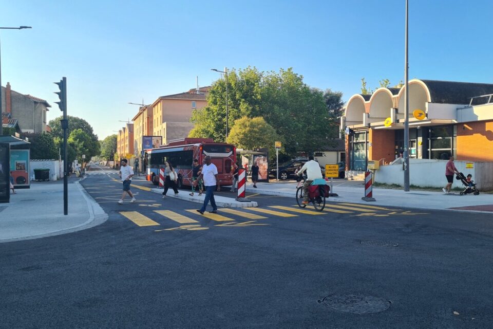 Un marquage temporaire a été peint sur la rue Louis Plana, là où les feux tricolores ont été désactivés