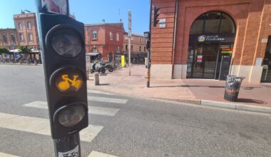 Sur cette grande place de Toulouse, l'arrivée du feu clignotant apaise la circulation aux heures de pointe