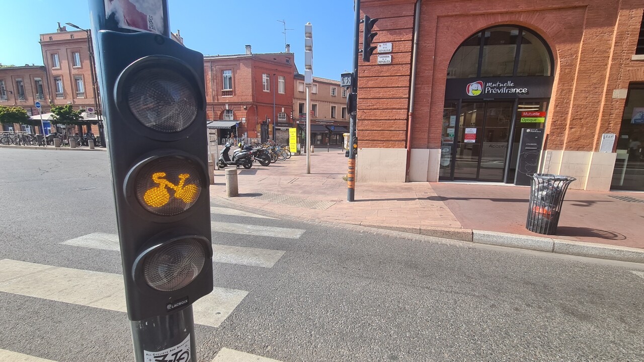 Sur cette grande place de Toulouse, l'arrivée du feu clignotant apaise la circulation aux heures de pointe