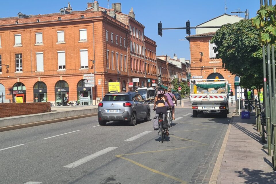 Les commerçants ont souhaité la mise en place du feu clignotant pour mettre fin aux bouchons.