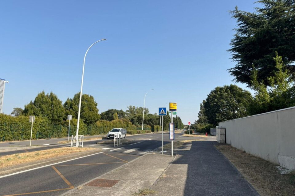 Ici à Tournefeuille, le trottoir est très large à cet arrêt de bus Tisséo, mais aucun abribus n'est installé.