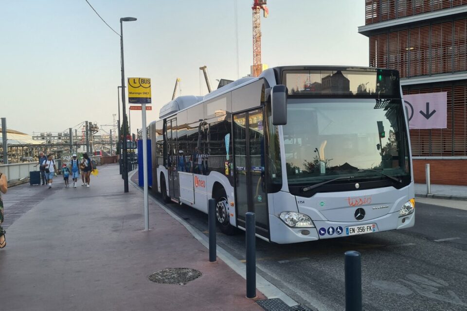 Un arrêt de bus à proximité de la gare Matabiau ne dispose pas d'abribus, malgré la largeur du trottoir disponible.