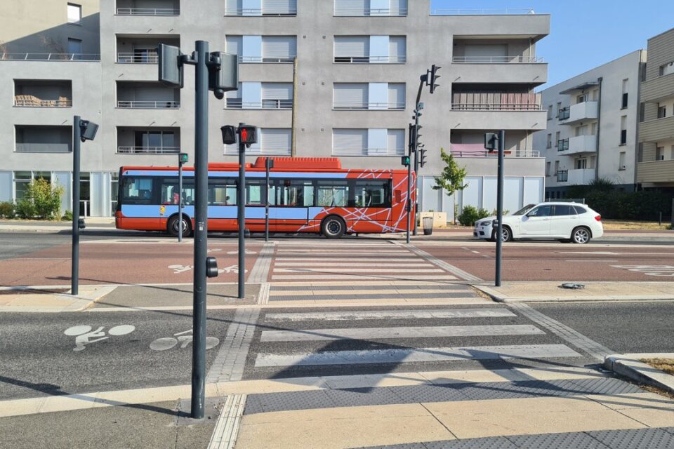 Sur le boulevard André Netwiller, l'espace routier se partage ainsi entre piétons, bus, cyclistes et voitures.