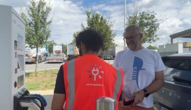 Des "bornistes" pour aider les vacanciers à recharger leur voiture électrique