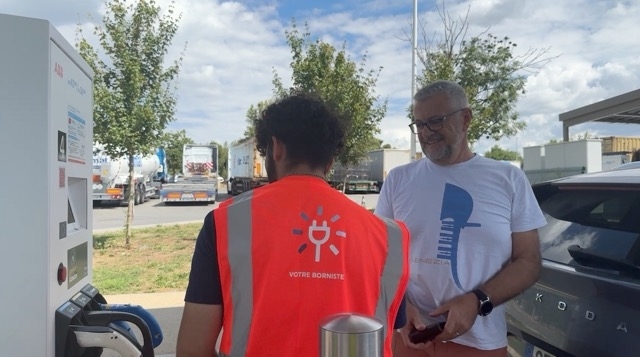 Des "bornistes" pour aider les vacanciers à recharger leur voiture électrique