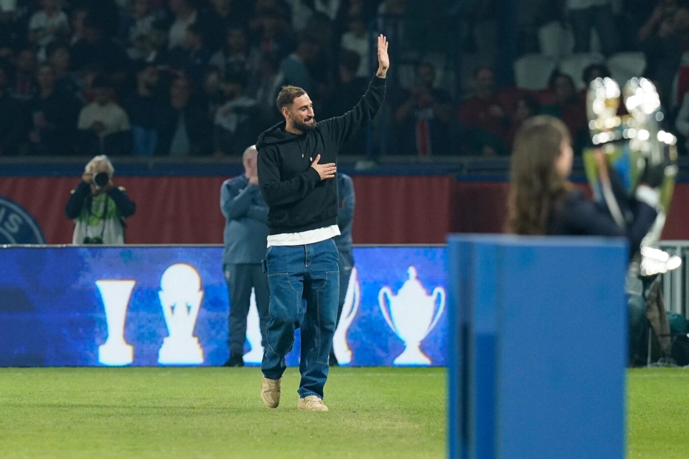 Gianluigi Donnarumma célébré par les supporters parisiens après PSG-Angers - Ligue 1 - J2 - PSG-Angers (1-0)