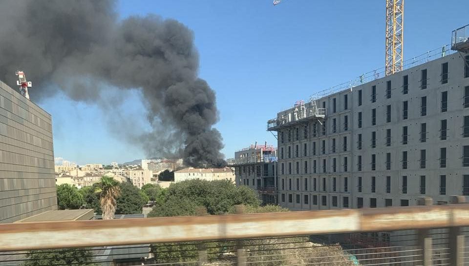 Incendie en cours à Marseille, sept immeubles évacués dans le 15e arrondissement