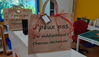 Des pochettes surprises de livres pour découvrir des auteurs méconnus dans une médiathèque de Charente