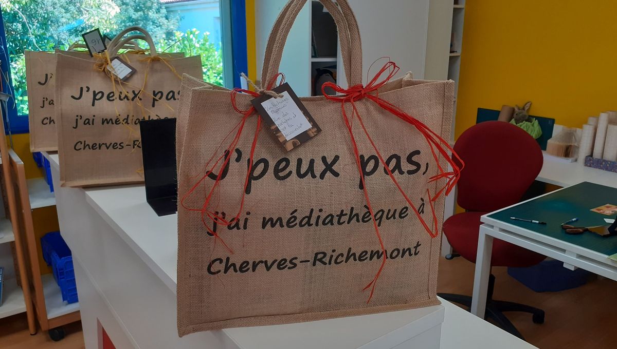Des pochettes surprises de livres pour découvrir des auteurs méconnus dans une médiathèque de Charente
