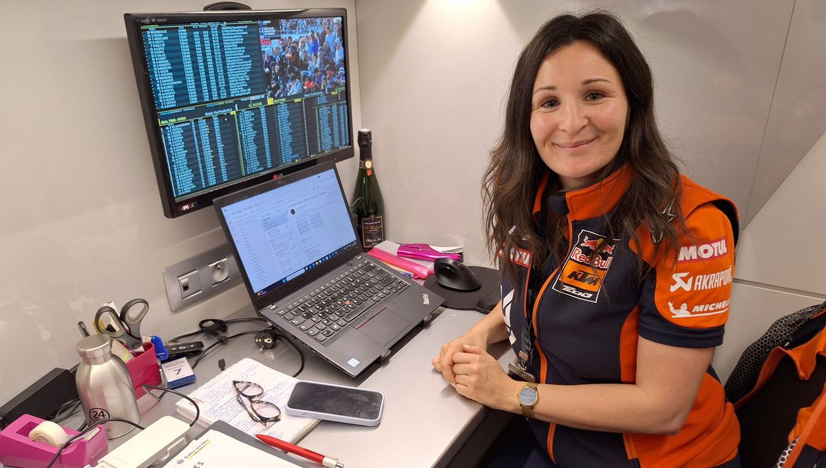 (1/5) Au cœur d'un paddock moto avec Amélie Jourdain, coordinatrice en chef de l'écurie française KTM Tech3