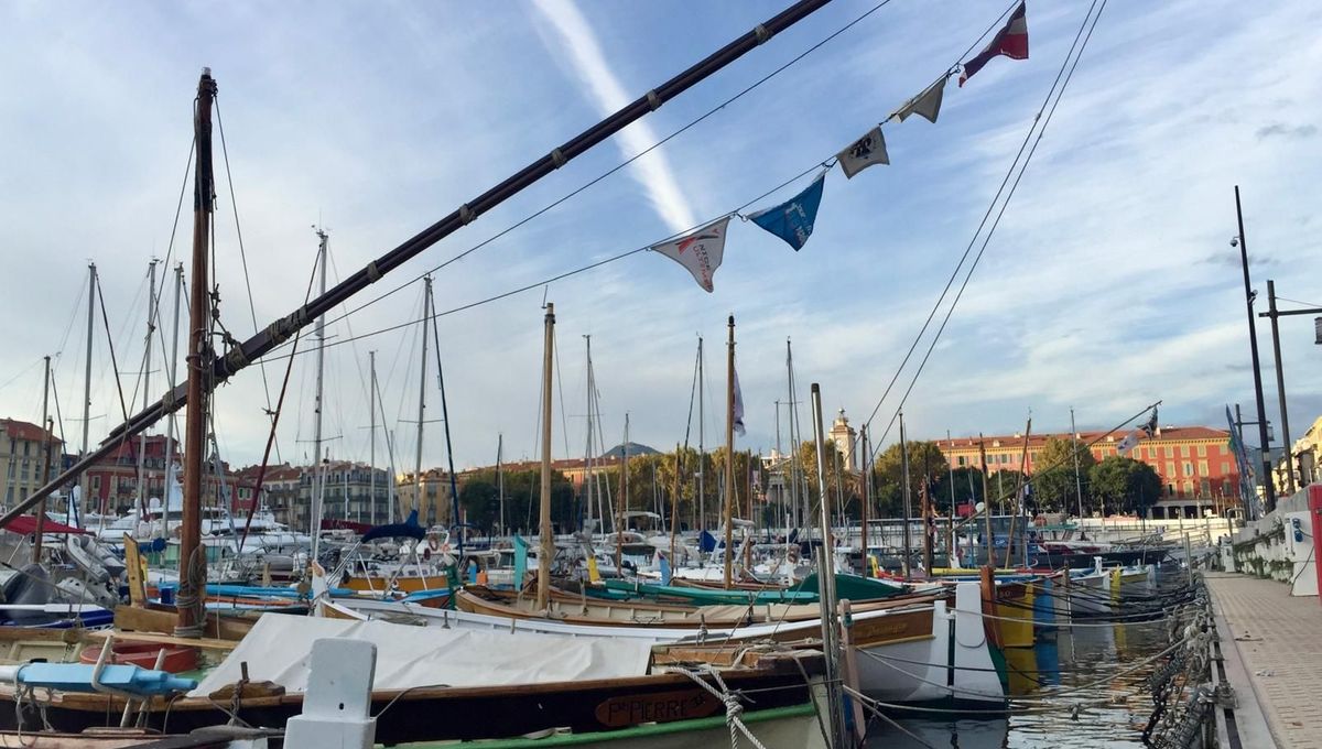 Une barque de pêche en feu au port de Nice