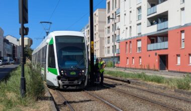 Nantes : un tramway déraille après une collision, une automobiliste grièvement blessée