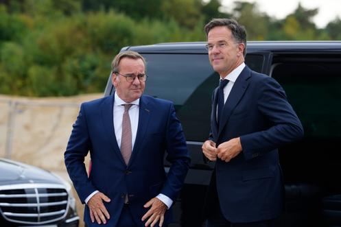Le secrétaire général de l’OTAN, Mark Rutte (à droite), et le ministre de la défense allemand, Boris Pistorius, arrivent pour l’inauguration de l’usine de munitions d’artillerie construite par le fabricant d’armes allemand Rheinmetall, à Unterlüss, en Allemagne, le 27 août 2025.