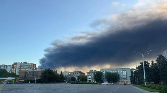 Des panaches de fumée noire s'élèvent au-dessus du centre-ville de Kremenchuk.
