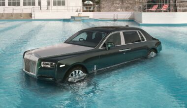 Une Rolls-Royce plongée dans une piscine pour fêter un anniversaire