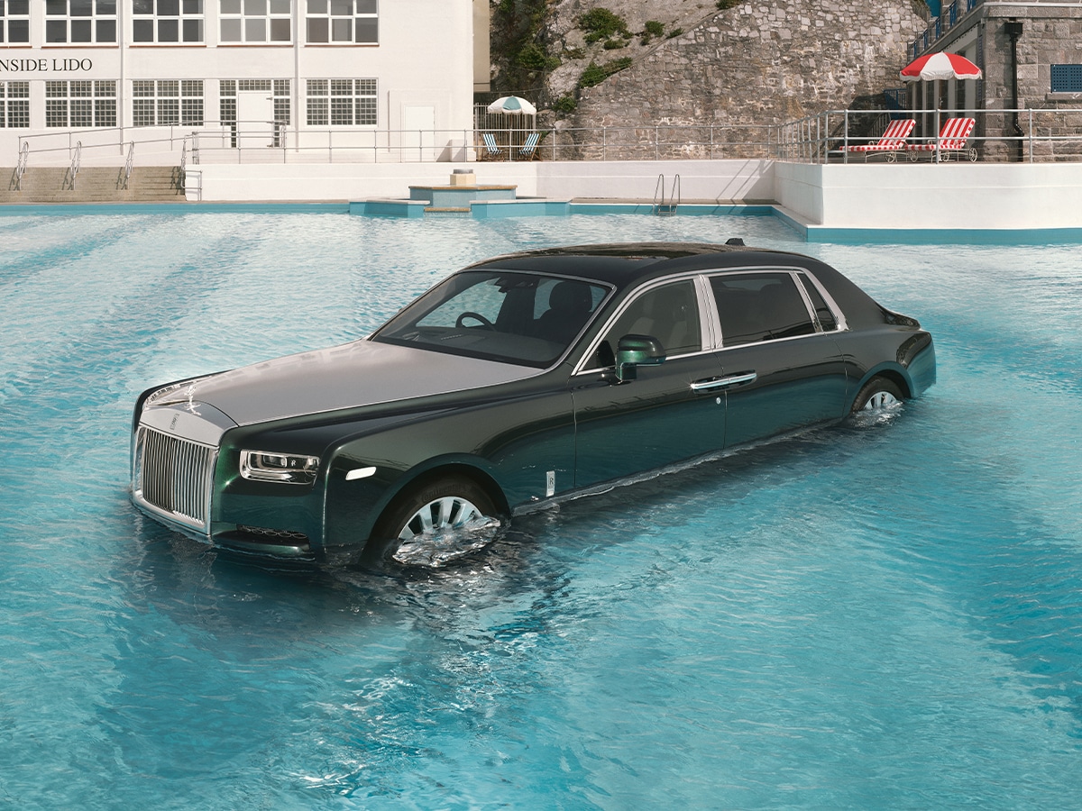 Une Rolls-Royce plongée dans une piscine pour fêter un anniversaire