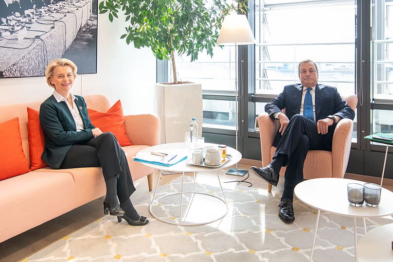 Ursula von der Leyen reçoit Mario Draghi au Berlaymont, le siège de la Commission européenne, en vue des élections européennes de 2024.