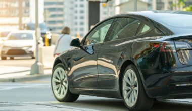 après avoir braqué des fêtards, il jette son pistolet chargé dans la voiture d’un couple qu’il ne connaît pas