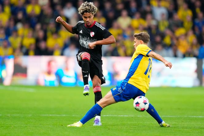 Félix Lemaréchal (à gauche) aux prises avec Filip Bundgaard lors de la rencontre entre le Racing Club Strasbourg et Brondby, sur la pelouse danoise, le 28 août 2025. 