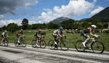 la Française Evita Muzic dans l'échappée, deux minutes d'avance sur le peloton dans le col de la Madeleine... Suivez la 8e étape