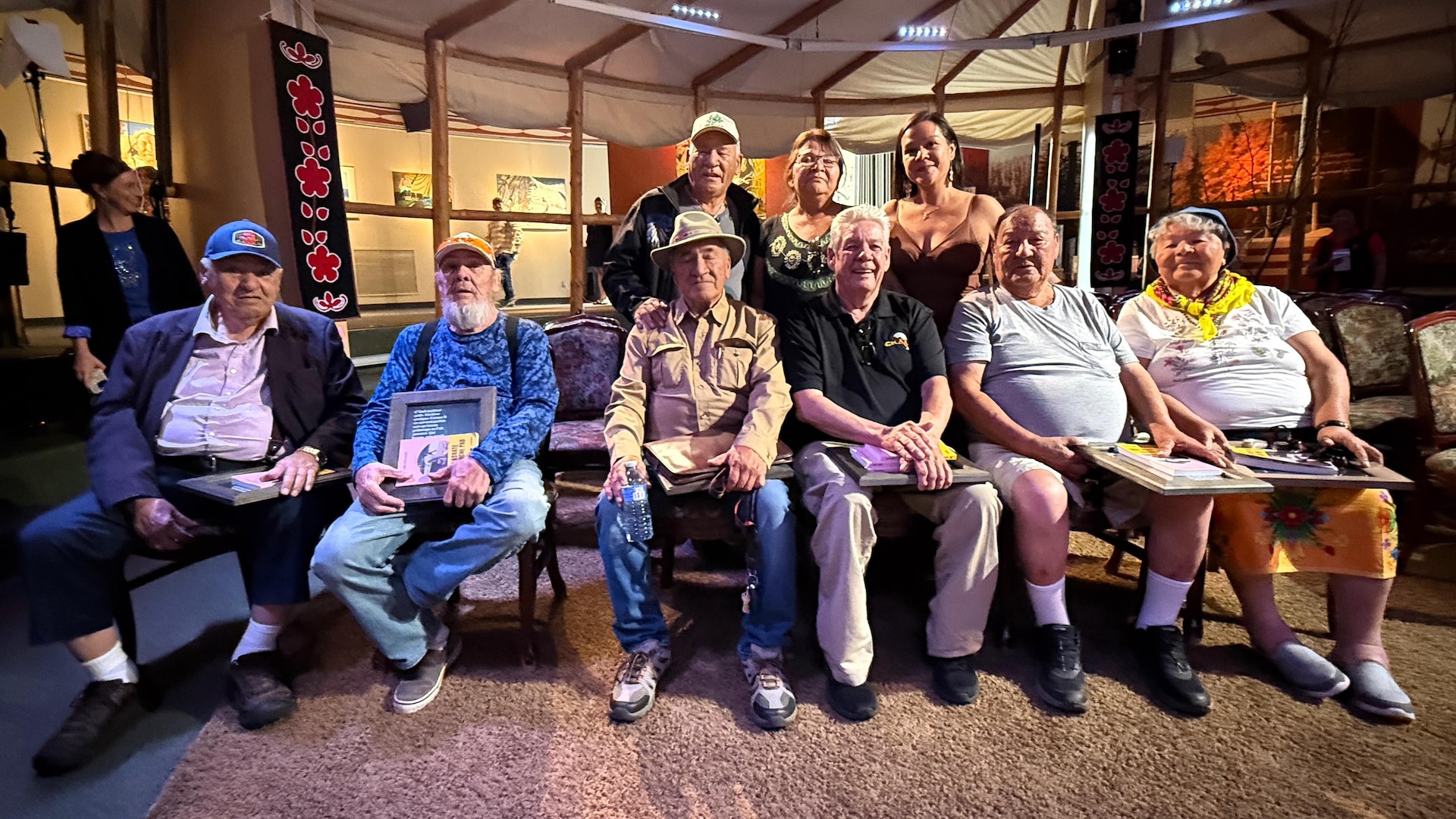 Antonio Fontaine, Sylvain Vollant, Raymond Jourdain, Charles Robertson, Dénis Michel et Marie-Marthe Fontaine et Bastien Michel, Lise Michel et Naomi Fontaine debout posent.