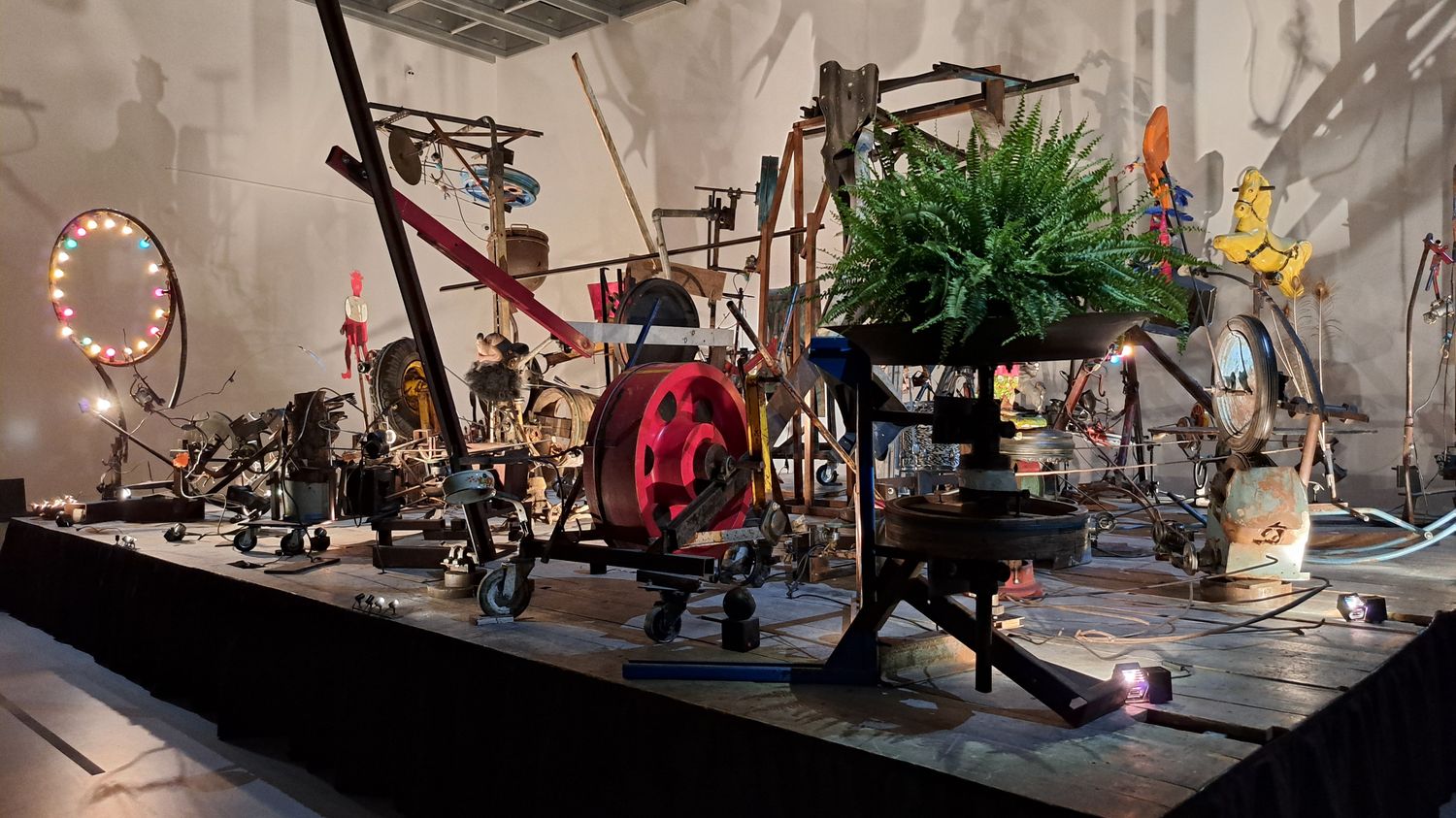 les œuvres de Niki de Saint Phalle et de Jean Tinguely réunies dans une exposition à Paris